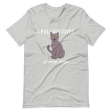 Cargar imagen en el visor de la galería, Camiseta Cartoon - I follow cats on social media - Adopta un Animal - Tienda
